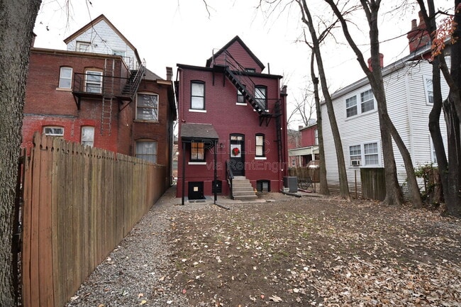 Building Photo - 319 W Lee St