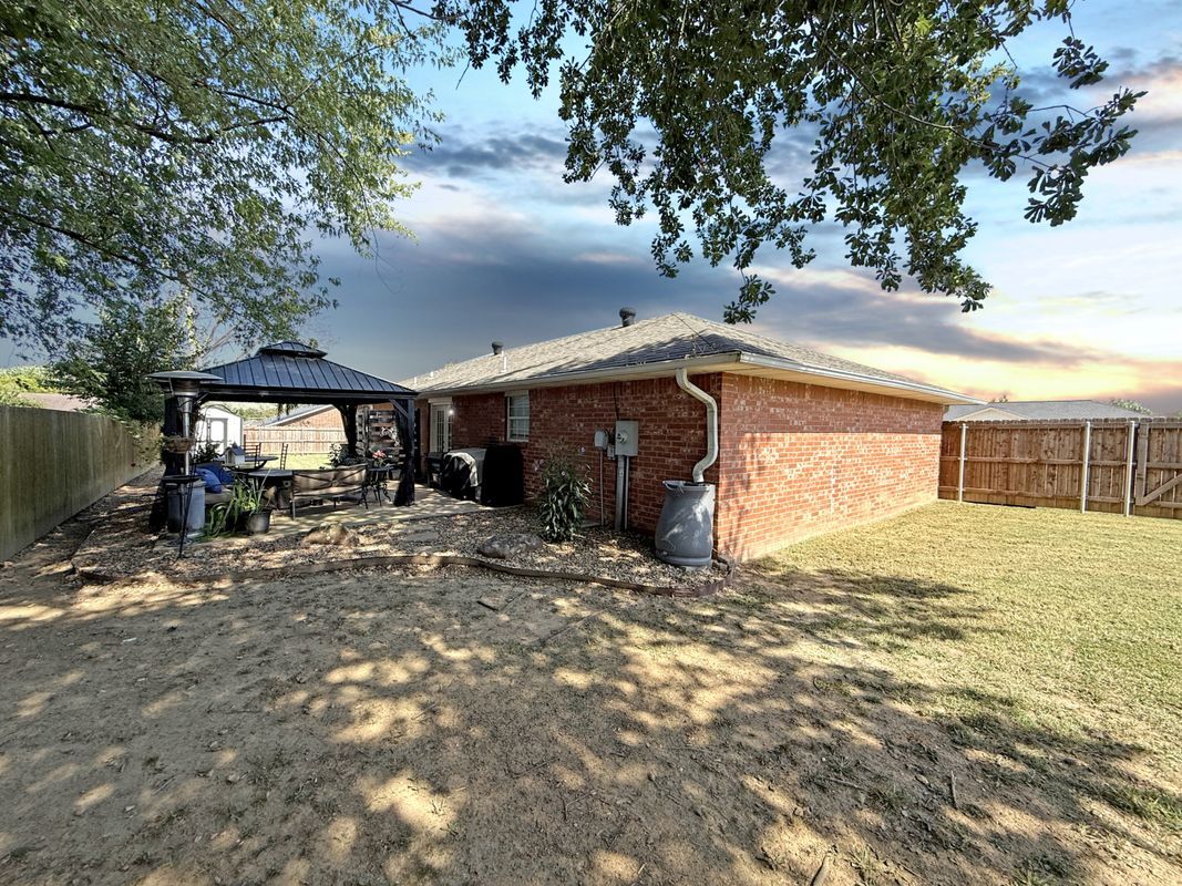 Building Photo - 1202 E Keller St