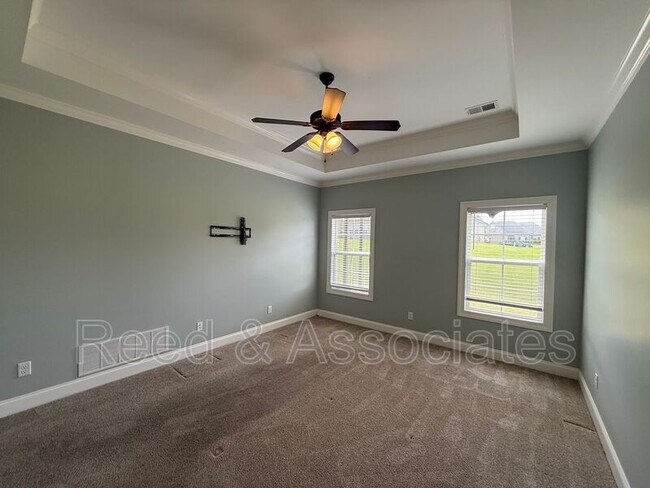 Building Photo - 3261 Vineyard Dr S