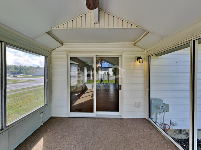 Building Photo - 825 Whitehead Dr