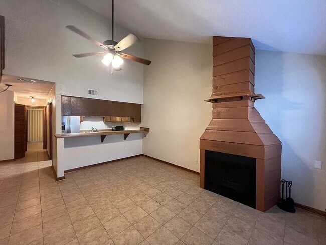 Building Photo - "Charming 2-Bed, 2-Bath Home in Tallahassee's Heart - Cozy 928 Sq Ft Haven!"