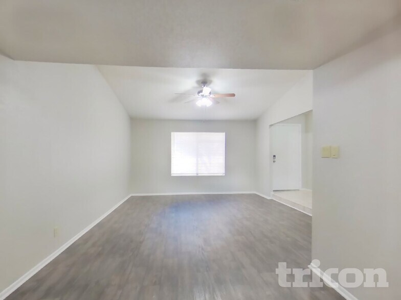 Building Photo - 4323 W Poinsettia Dr