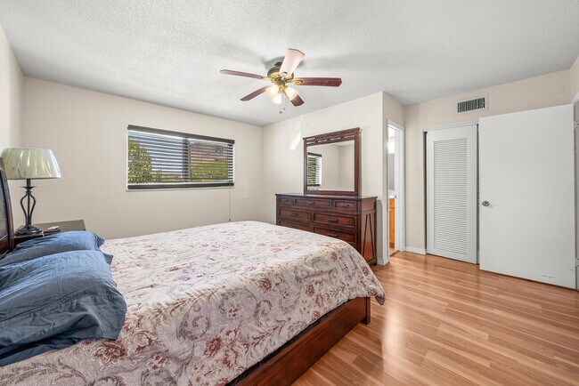 Building Photo - 2615 NE 1st Ct