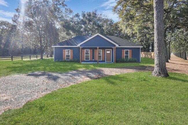 Building Photo - Spacious 3 Bedroom Home with Bonus Suite i...