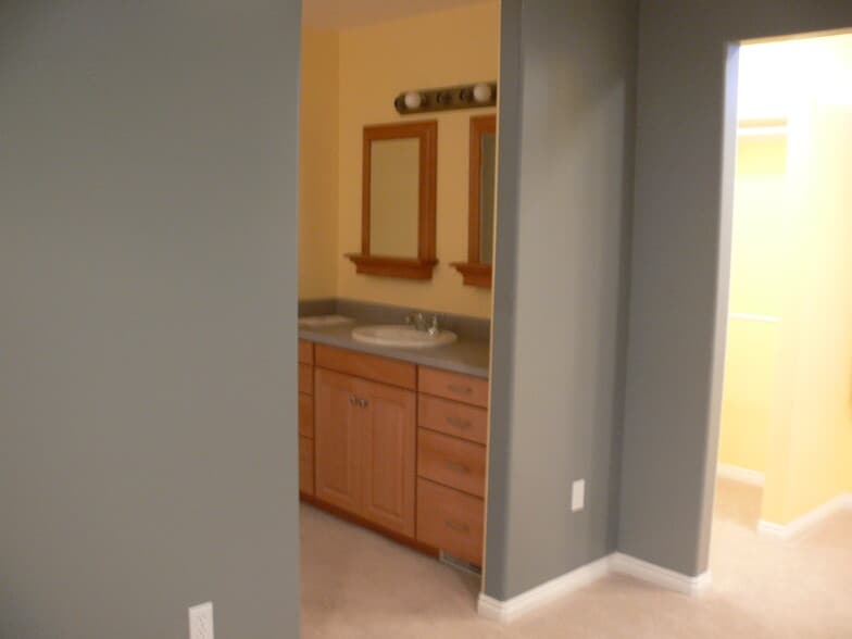 Building Photo - 936 Meadowbrook Dr