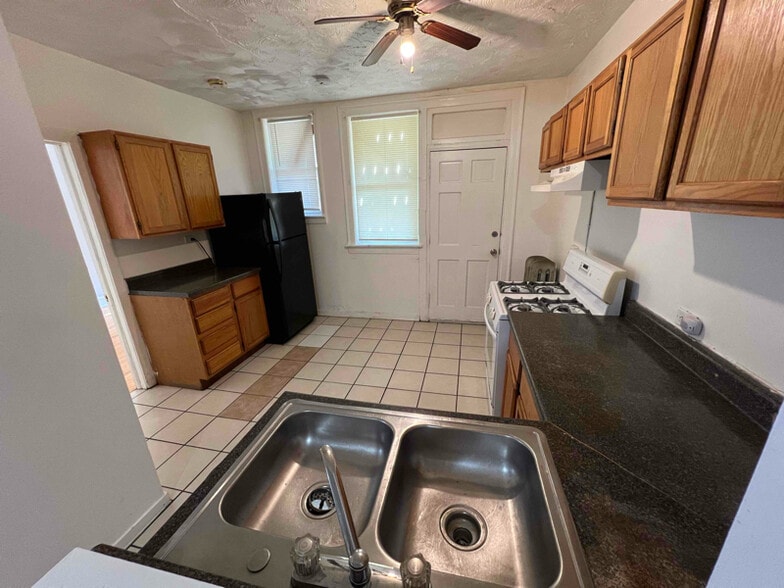 Building Photo - 7931 S Manistee Ave