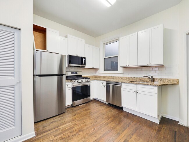 Building Photo - 1359 N Wells St