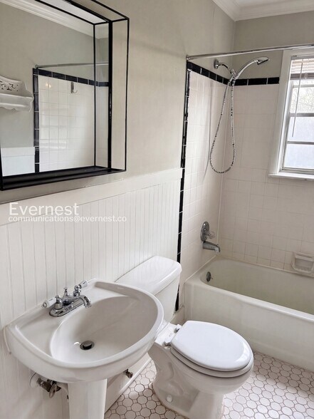 Building Photo - 4601 7th Ct S