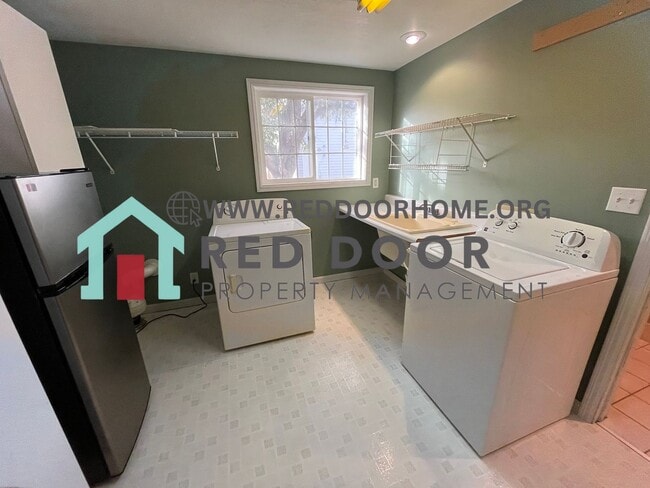 Building Photo - 4 bed / 2 bath Home with Tesla charging station