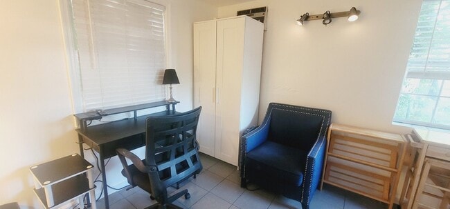 Building Photo - MIDTOWN Furnished Cottage W/ Utilities, Wi...
