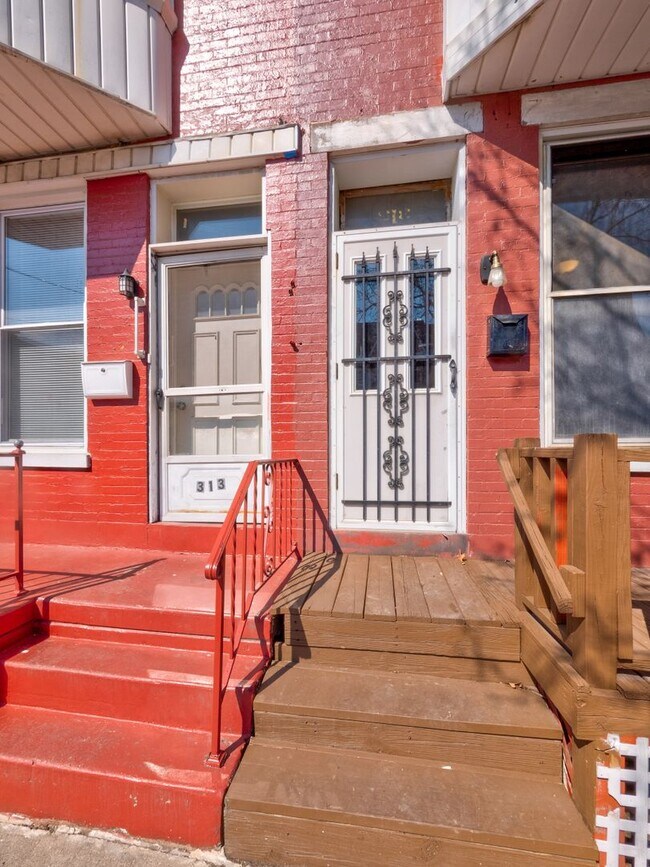 Building Photo - Large Four Bedroom In York!