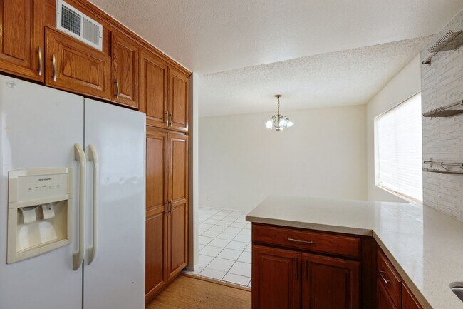 Building Photo - Tri-Level Townhome with Bonus Room | Ranch Los Charcos