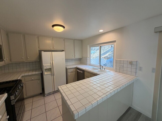 Building Photo - 3 bed, 2 bath single story home in West Hills