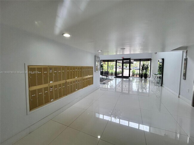 Building Photo - 200 Lakeview Dr