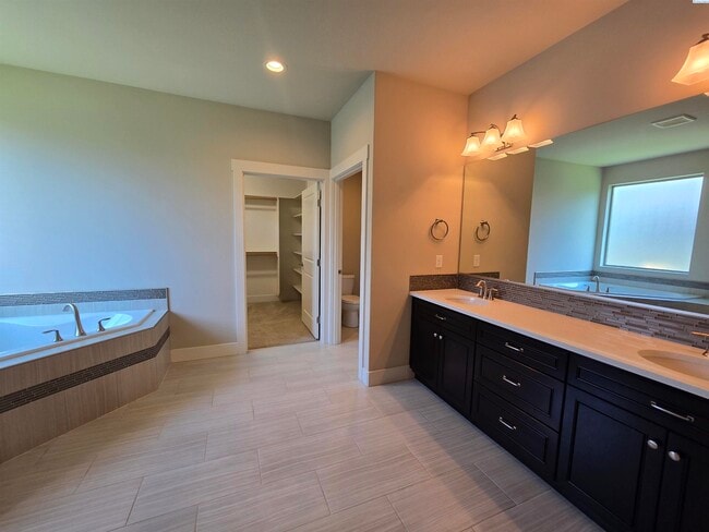 Building Photo - Spacious Rambler in South Richland with La...