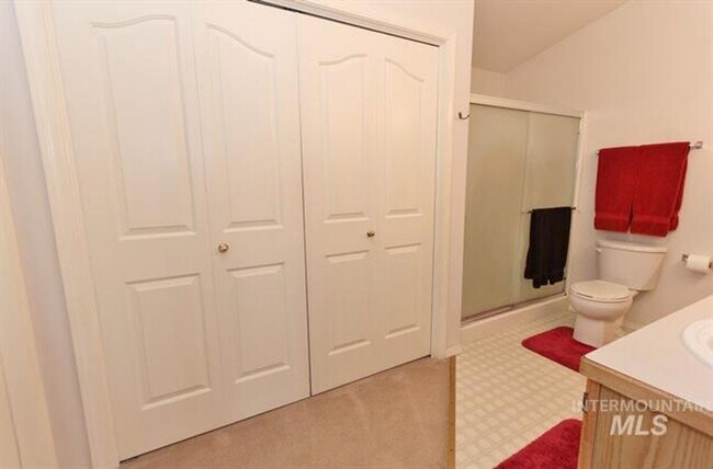 Building Photo - 3 Bedroom 2 Bath Home on 1/4 Acre Available 1/6/2026