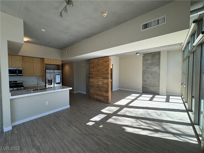 Building Photo - 353 E Bonneville Ave