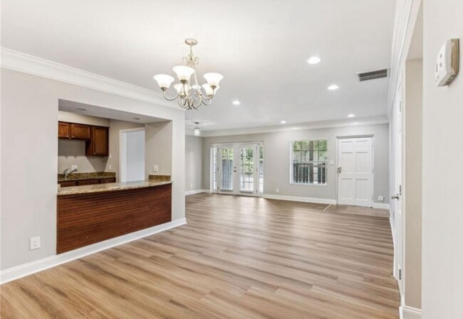 Building Photo - 6980 Roswell Rd