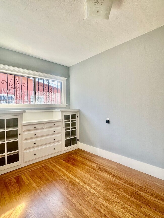 Building Photo - Charming single family home available for ...