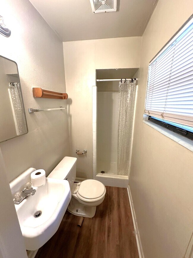 Building Photo - 410 Essex Dr