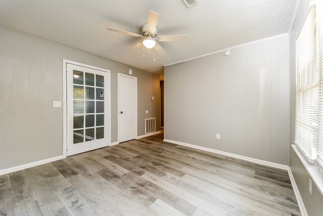 Building Photo - Impressive Home In Ladson