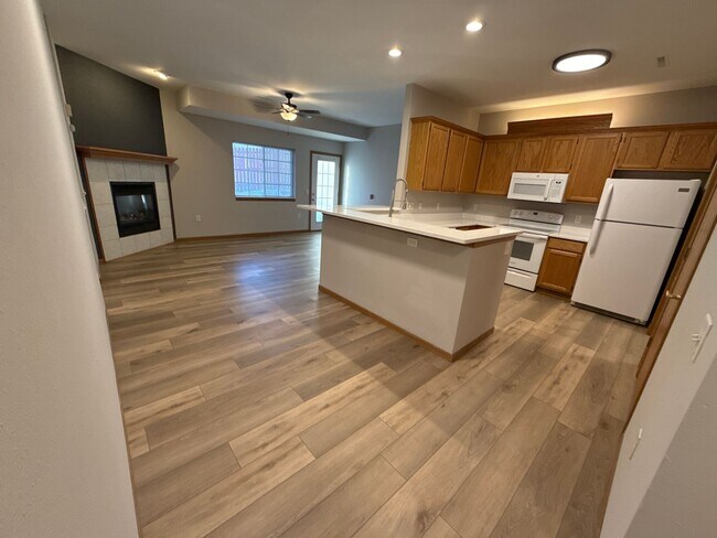 Building Photo - Large 2 Bedroom, 2 Bath apartment with 2 car garage