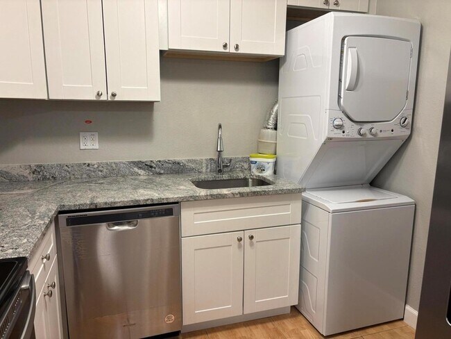 Building Photo - 102 Stratford N