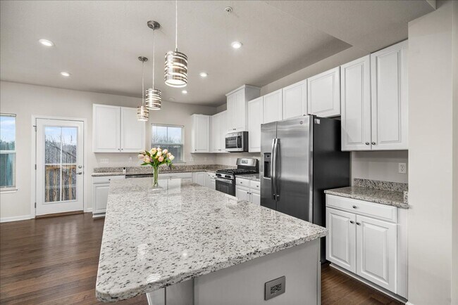 Building Photo - END UNIT EXTRA LARGE TOWNHOME FOR LEASE