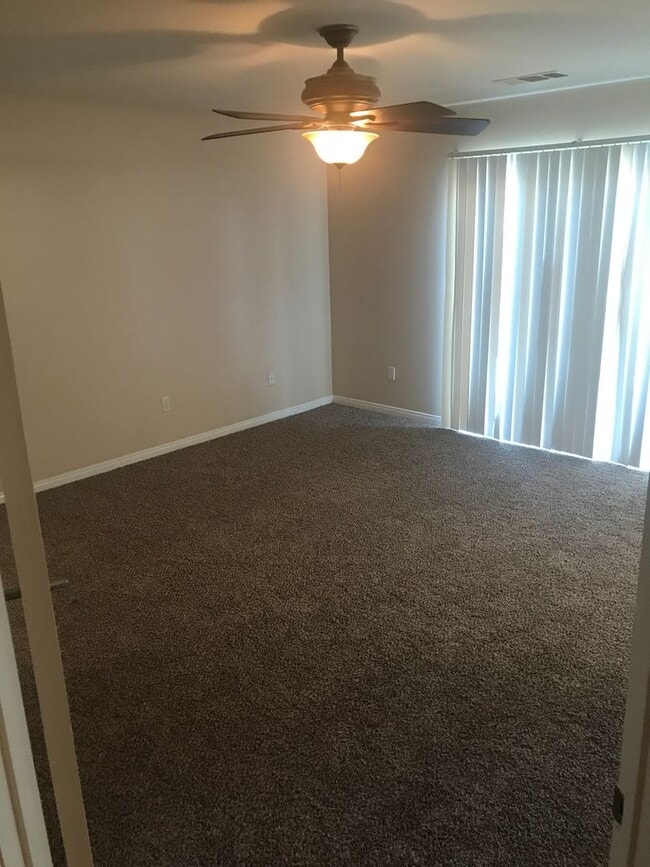 Building Photo - 4 bedroom, 2 bathroom home located near Stine Rd/ McKee Rd.