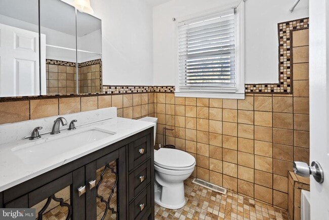 Building Photo - 24 Maple Ave