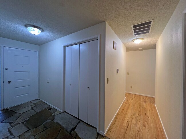 Building Photo - 4 bedroom 2.05 bath rambler on Kent's East...