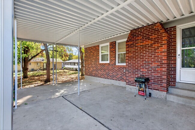 Building Photo - 1415 Lindsay Ln