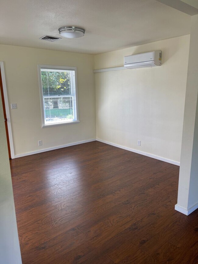 Building Photo - PROD3327