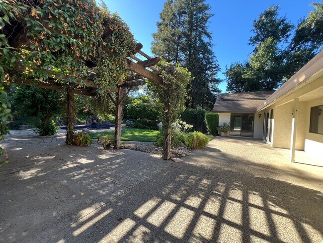 Building Photo - 3 BEDROOM/2 BATH EAST ROSEVILLE BEAUTY W/P...