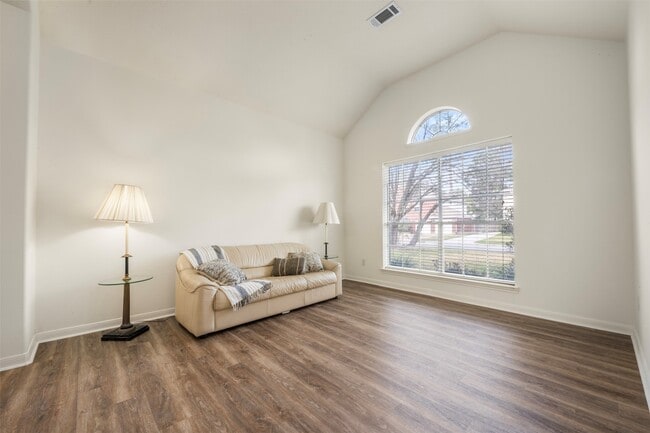 Building Photo - 9211 Memorial Hills Dr