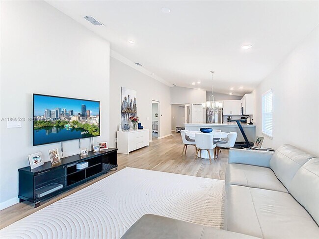 Building Photo - 1060 Cascade Dr