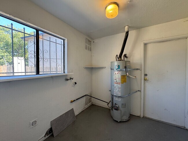 Building Photo - Two Bed, One Bath Triplex with a One Car Garage In North Stockton