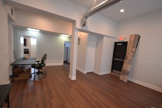 Building Photo - 4176 W Montrose Ave