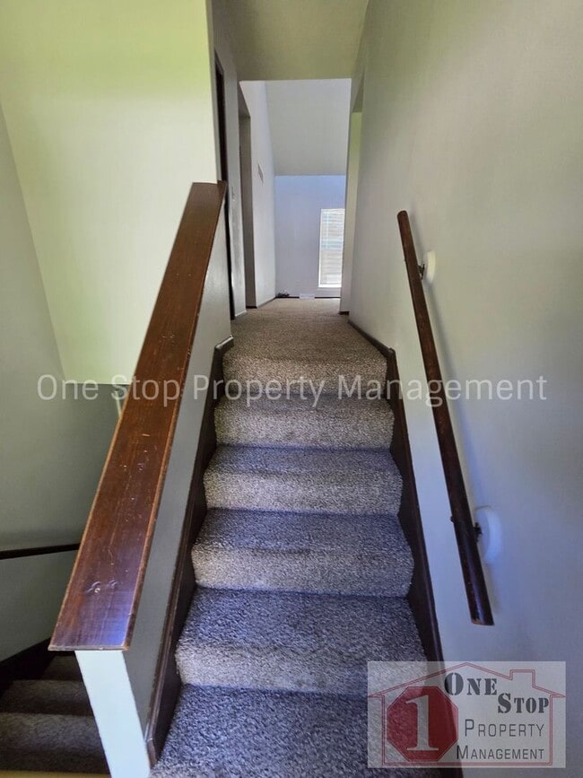 Building Photo - Welcome Home to this Adorable 2 Bed 1.5 Bath Duplex in Independence!!