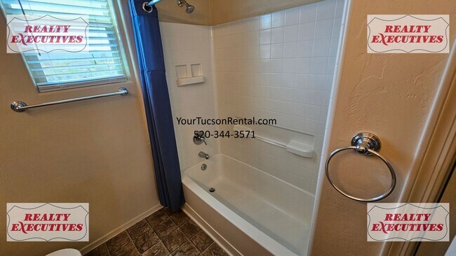 Building Photo - Wentworth Rd South - 4 Bedrooms 2.5 bathrooms, 3 car garage and large fenced yard