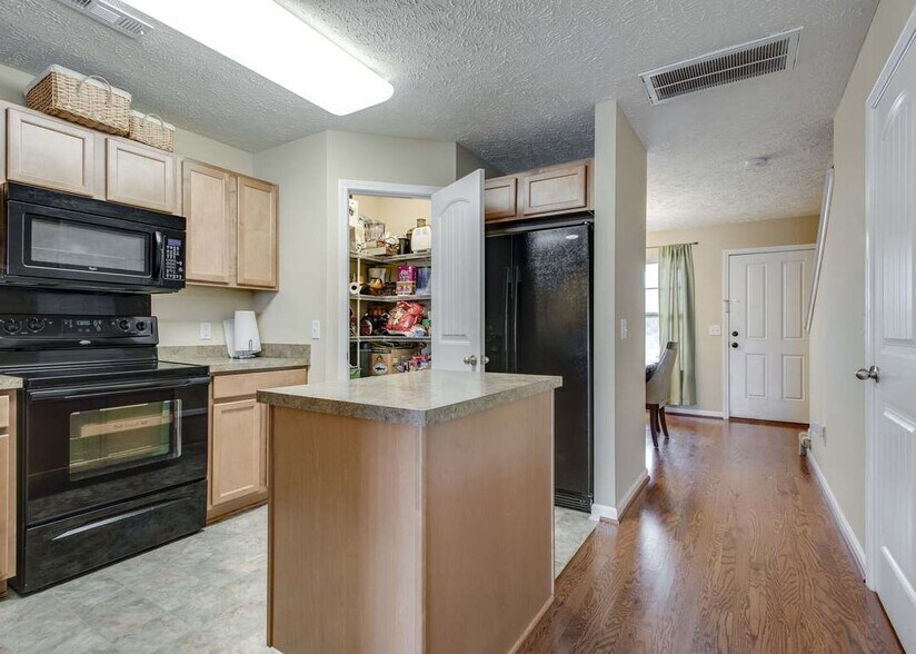 Building Photo - 576 Bradburn Village Cir