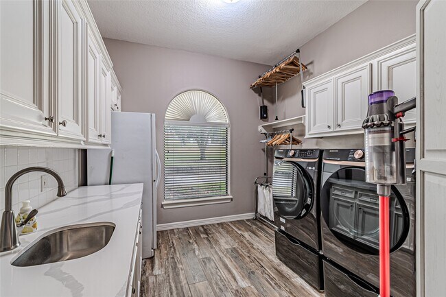 Building Photo - 15569 Crown Oaks Dr