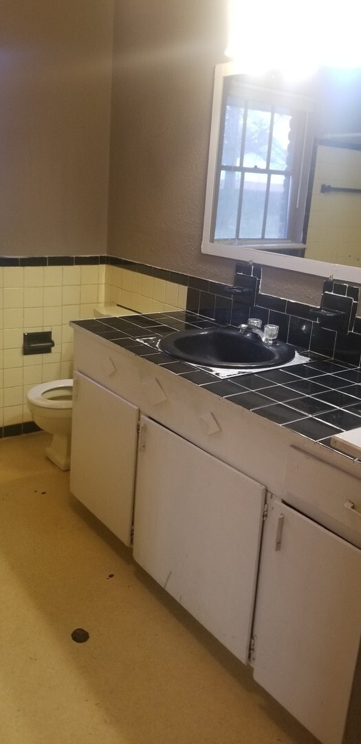 Building Photo - 3 Bedroom/2 Bath single family home for le...