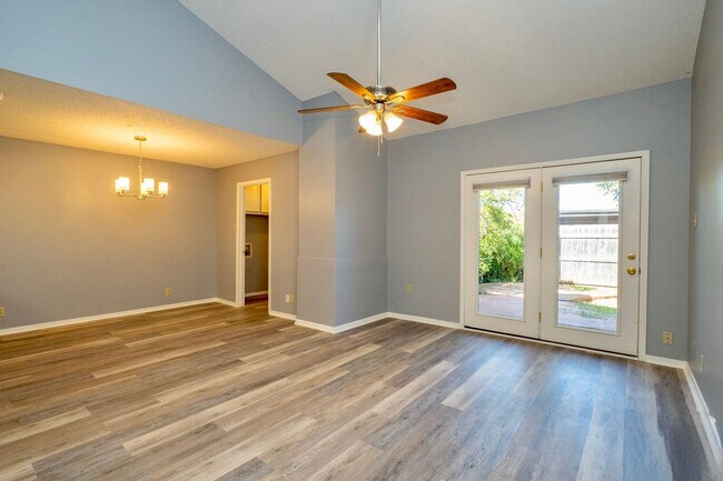 Building Photo - Fully Remodeled Townhome with Loft and Prime Location!