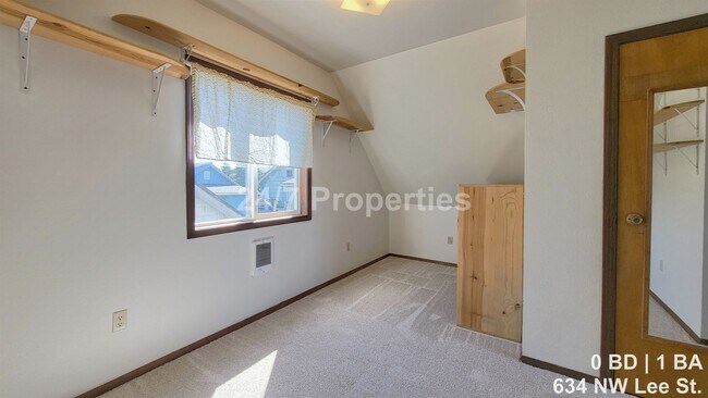 Building Photo - 636 NW Lee St
