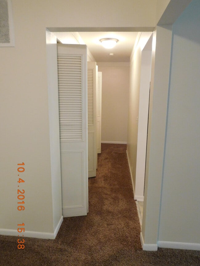 Building Photo - 444 N Fox Hills Dr