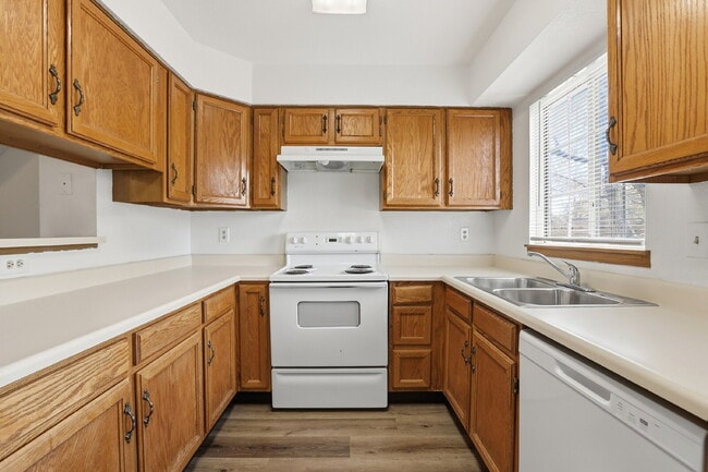 Building Photo - $2,045.95 - 2 Bed, 1.5 Bath Townhome in Centennial with Pool Access