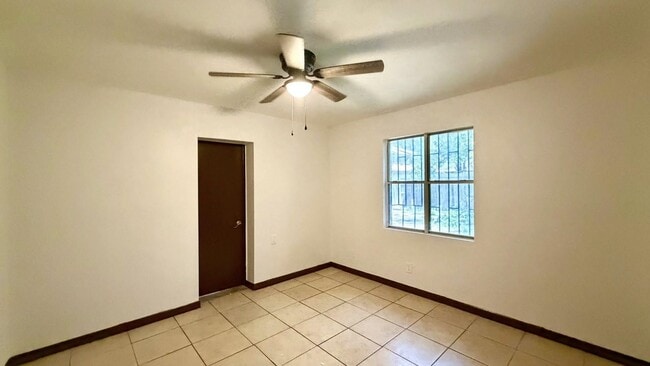 Building Photo - 1419 Reagan Dr
