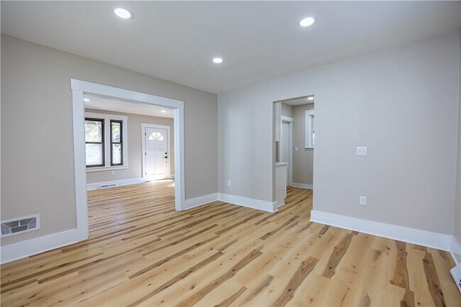 Building Photo - 232 St Clair St