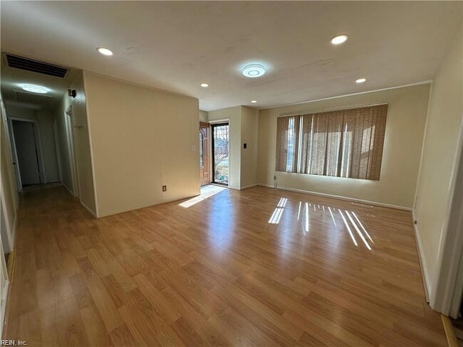 Building Photo - 3252 Club House Rd